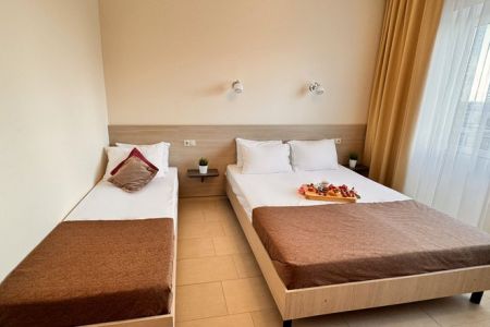 Полулюкс 3-местный (с балконом, вид на море)